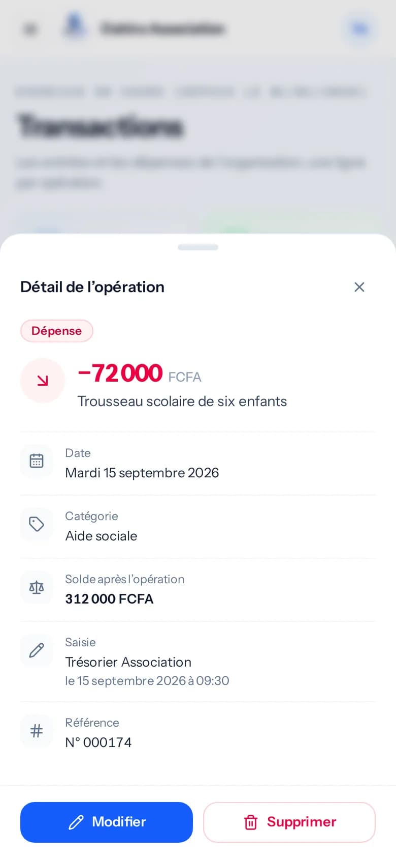 Détail d'une opération sur téléphone : montant, date, catégorie, solde après l'opération et auteur de la saisie.