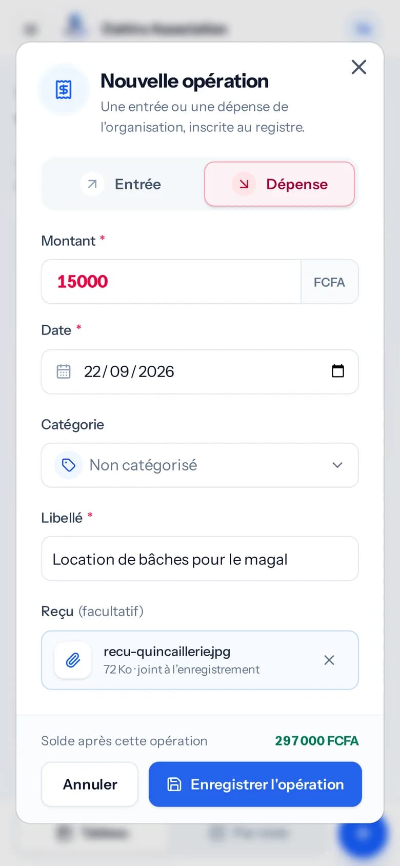 Saisie d'une dépense de 15 000 FCFA sur téléphone, reçu joint, solde après l'opération affiché.